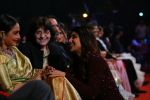 Shilpa goes on her knees to greet Rekha at Star Screen Awards 2016